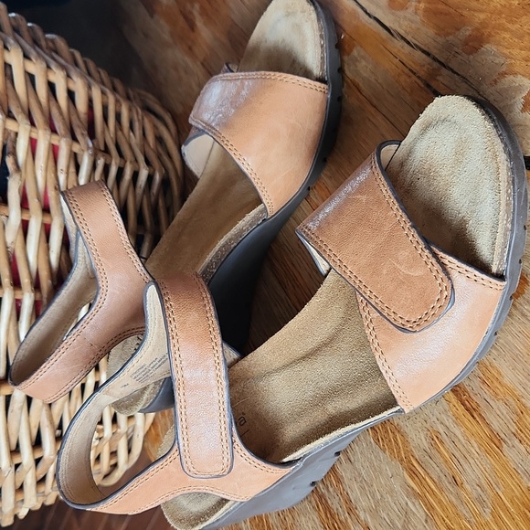 Comfortiva Shoes - Comfortiva Pillowtop Wedge Sandals dz 10 M Tan